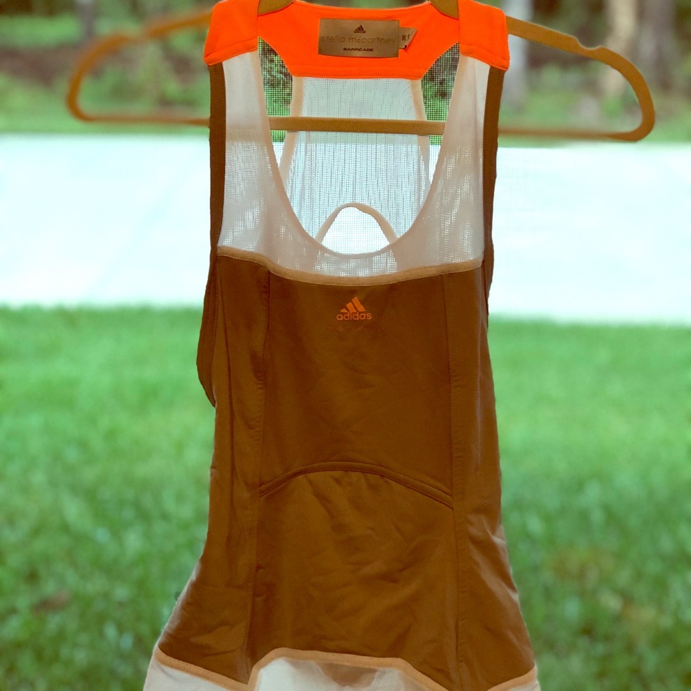 Sports top - Picture 1 of 2